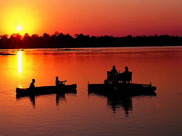 Tongabezi Lodge - Sanpan floating candlelit dinner